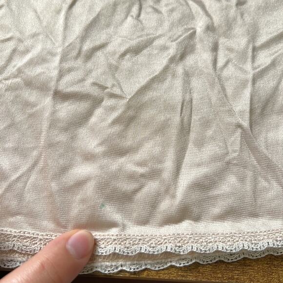 Gilligan & O’malley Nude 18” Elastic Waist Slip - Picture 7 of 9